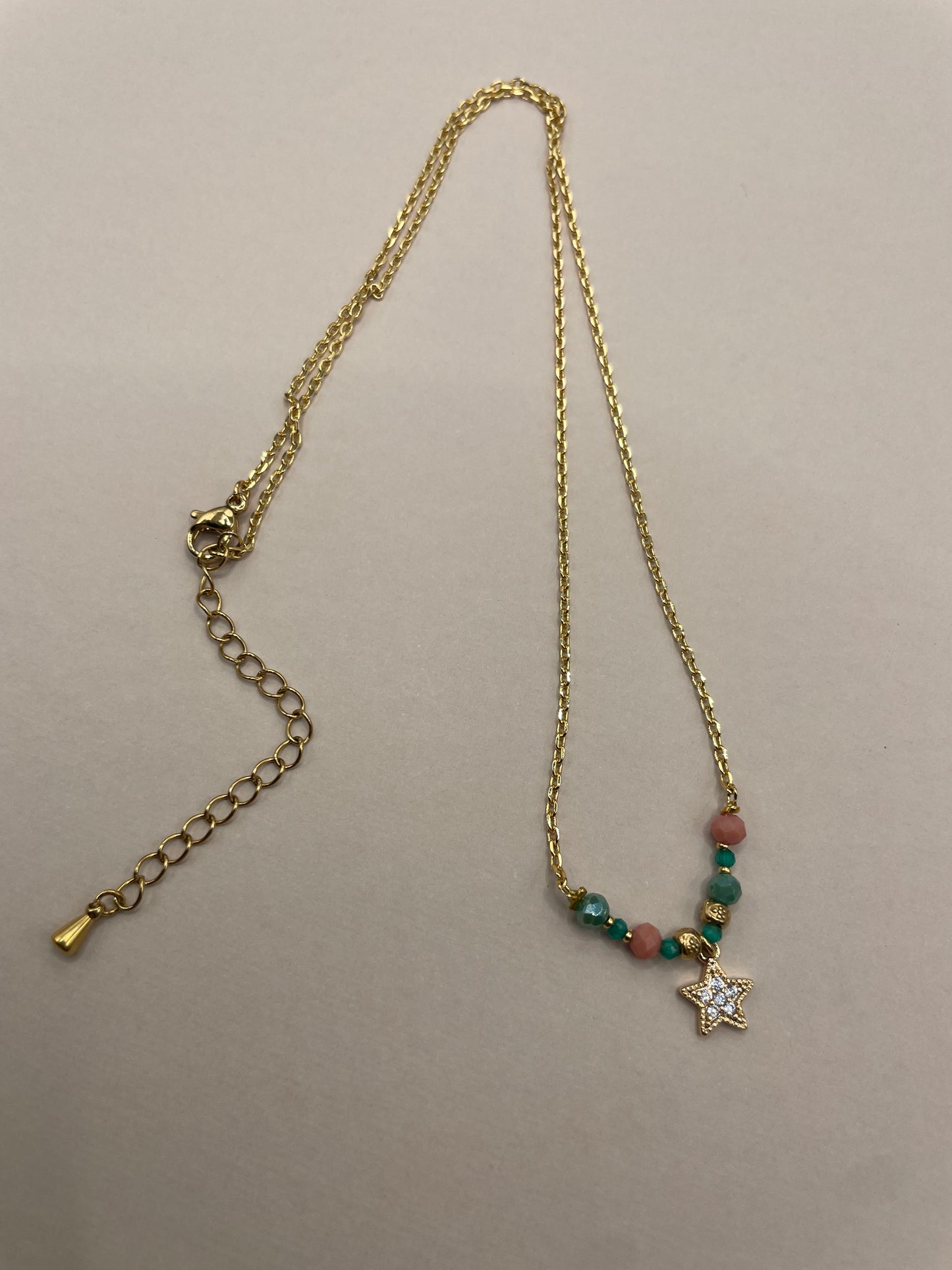 Lya, collier orné de perles en verre et métal doré à l'or fin.