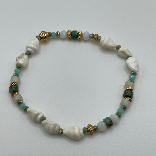 Sabrina, Bracelet en perles en verre, , régalite, coquillages et perles dorées à l'or fin.