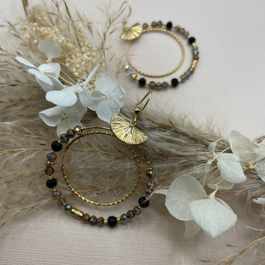 Georgia, Boucles d'oreilles créoles dorées à l'or fin et perles en verre.