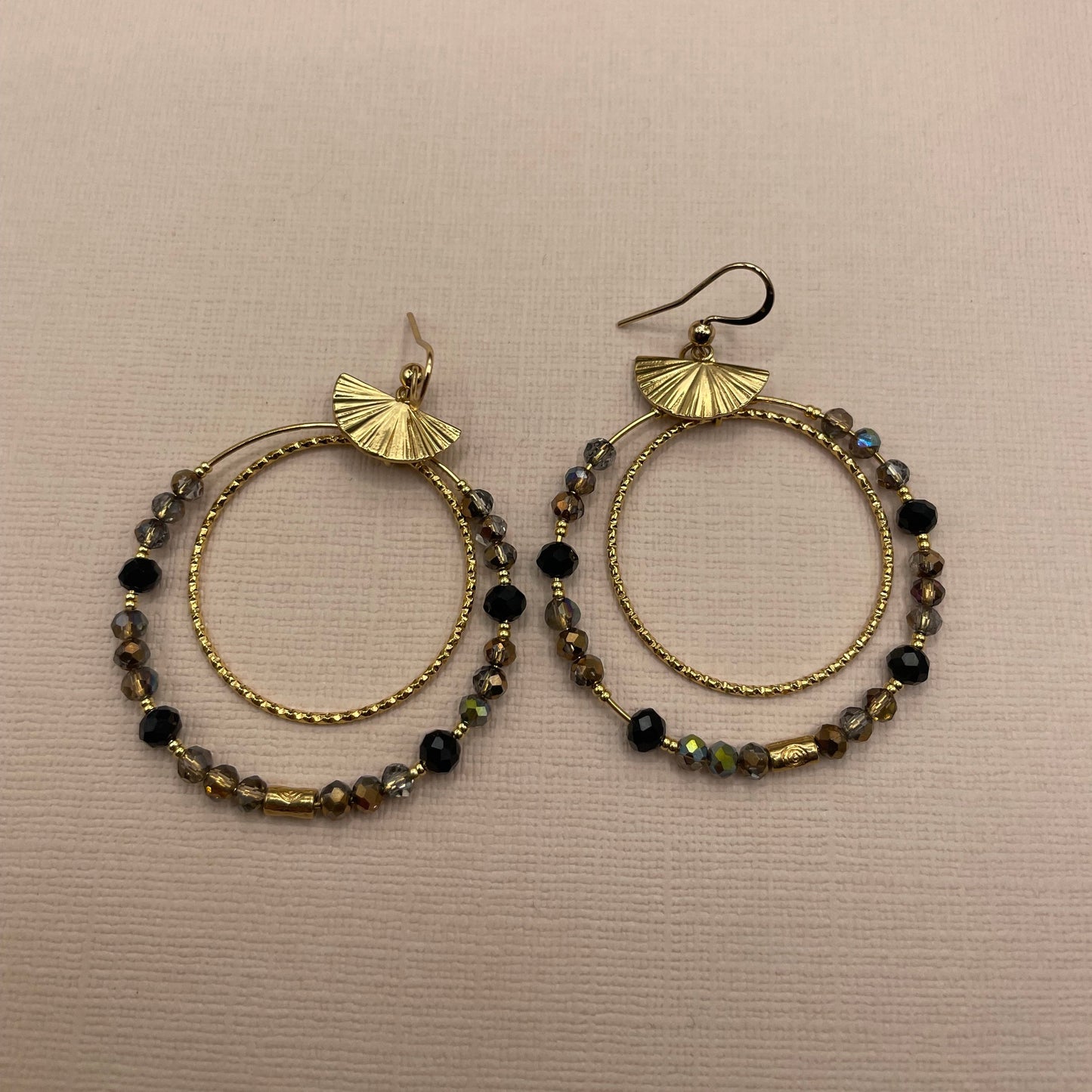 Georgia, Boucles d'oreilles créoles dorées à l'or fin et perles en verre.