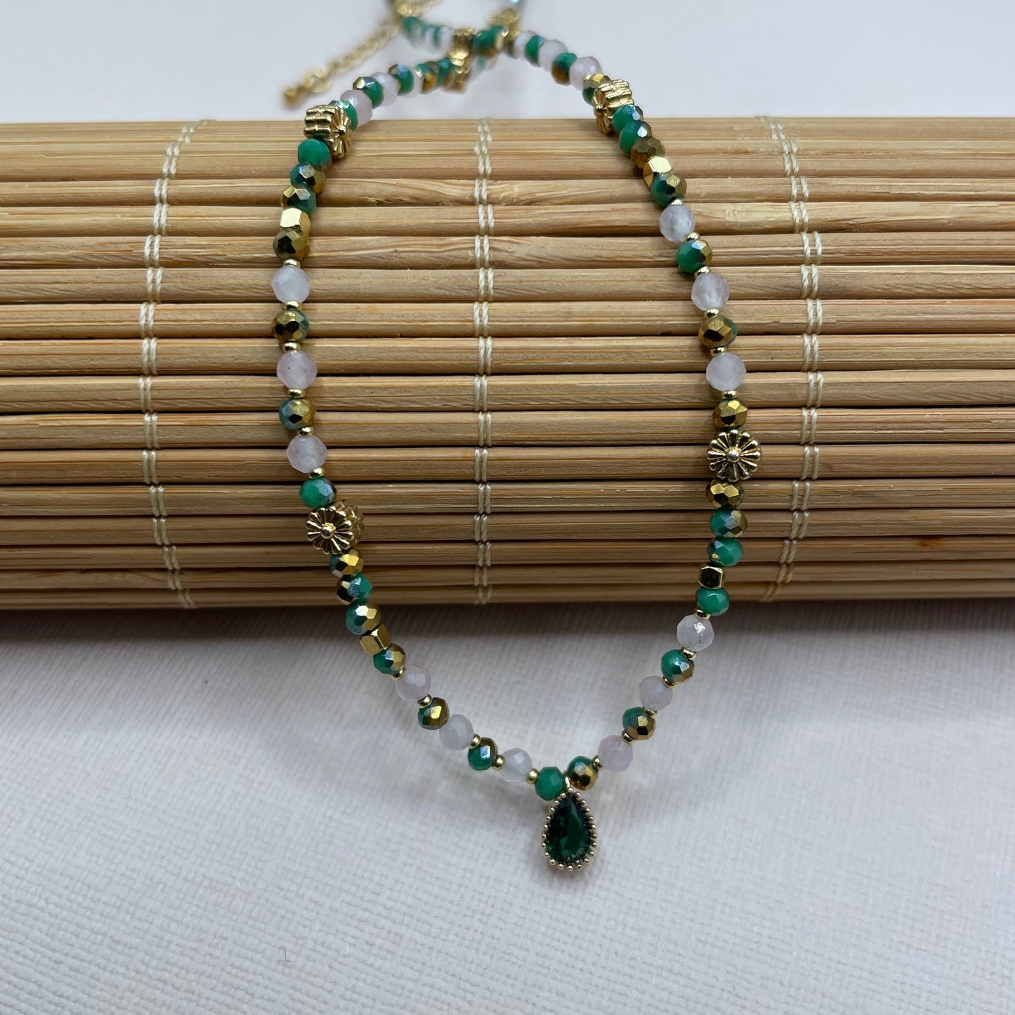 Emy, collier de perles en verre, perles en quartz rose et perles dorées à l'or fin.