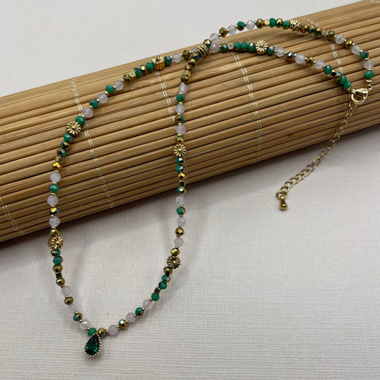 Emy, collier de perles en verre, perles en quartz rose et perles dorées à l'or fin.