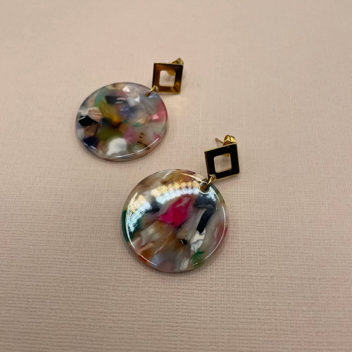 Romane , Boucles d'oreilles dorées à l'or fin, résine.