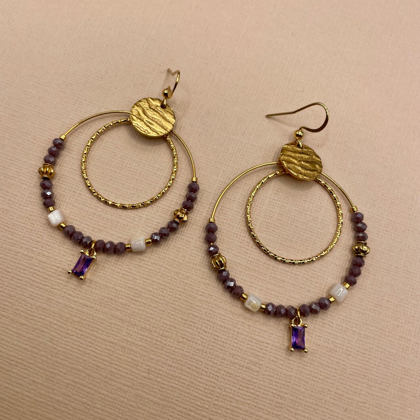 Eugenie Boucles d'oreilles créoles dorées à l'or fin et perles en verre.