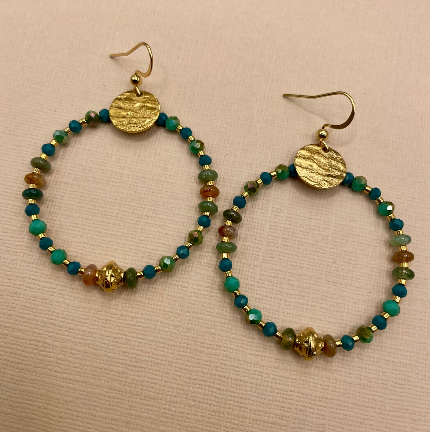 Fabiola, Boucles d'oreilles créoles dorées à l'or fin, perles en verre et perles naturelles en agate.
