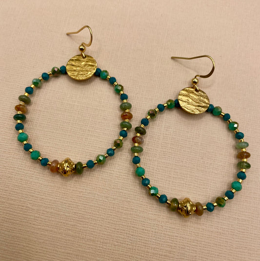 Fabiola, Boucles d'oreilles créoles dorées à l'or fin, perles en verre et perles naturelles en agate.