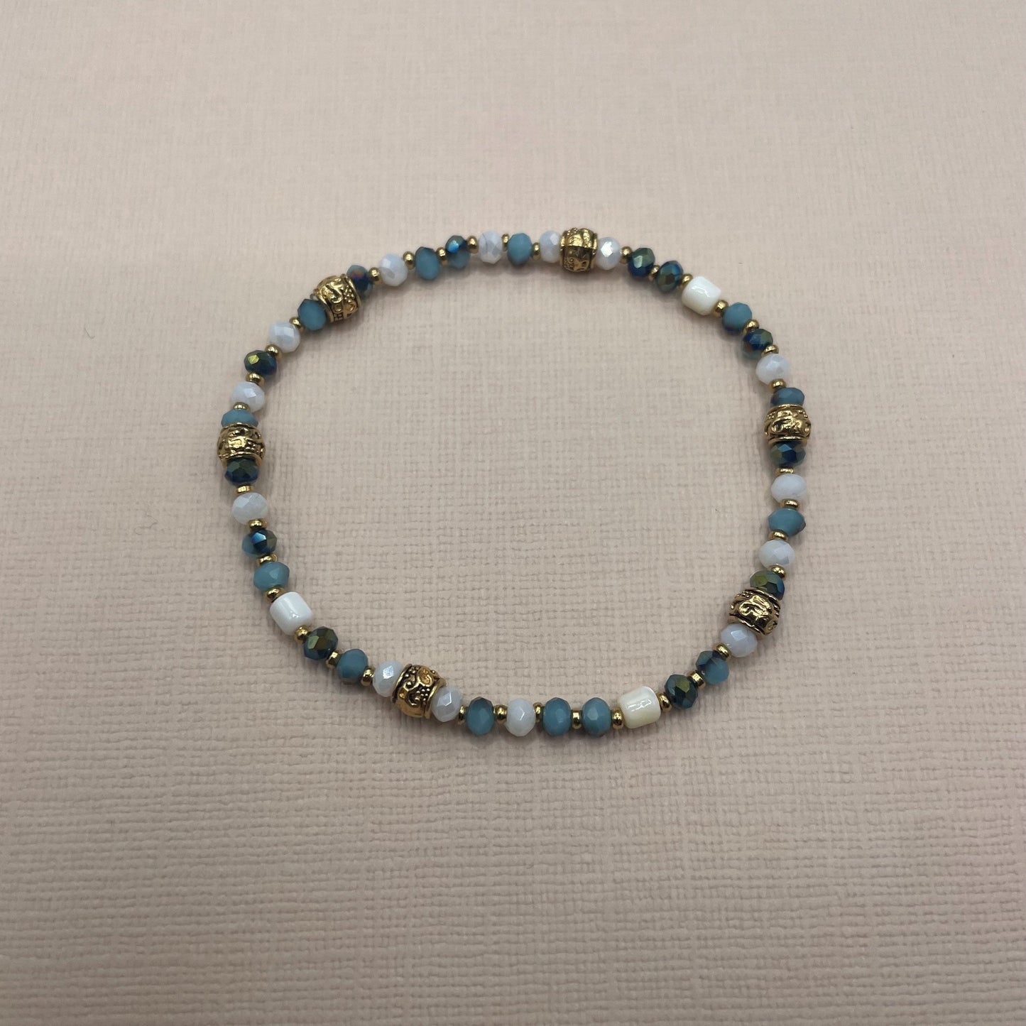 Marielle, Bracelet en perles en verre, perles en coquillage et perles dorées à l'or fin.