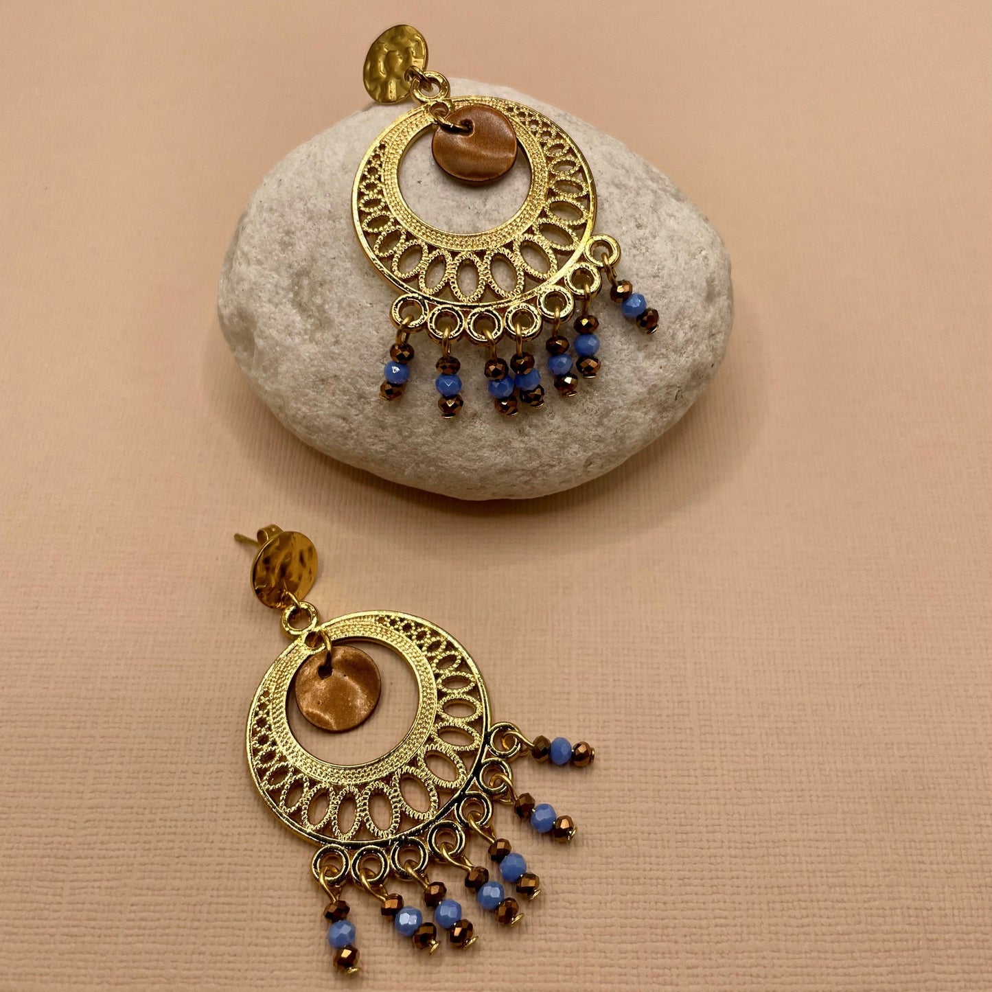 Albane, Boucles d'oreilles dorées à l'or fin et perles en verre.