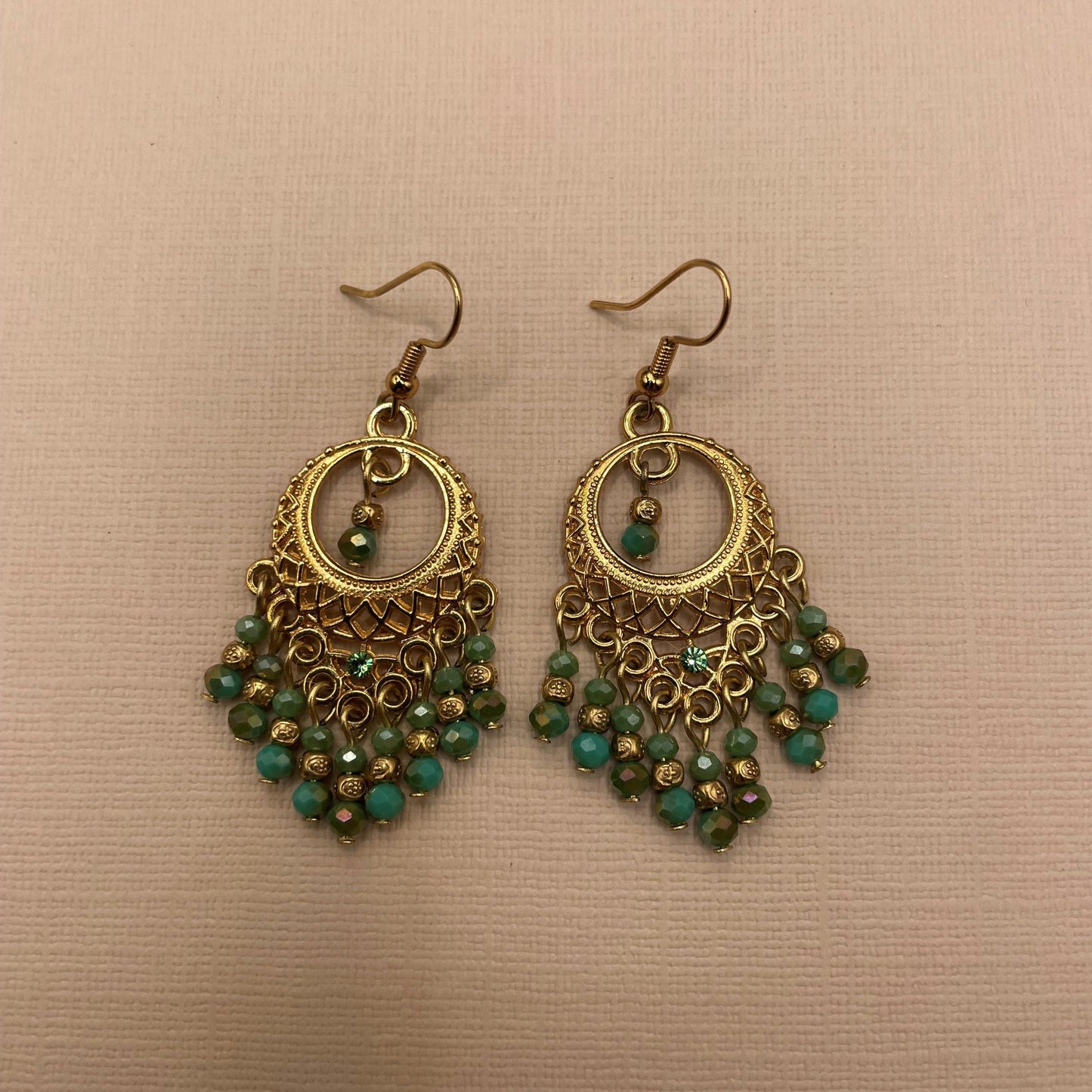 Maroussia , Boucles d'oreilles dorées à l'or fin et perles en verre facettées.