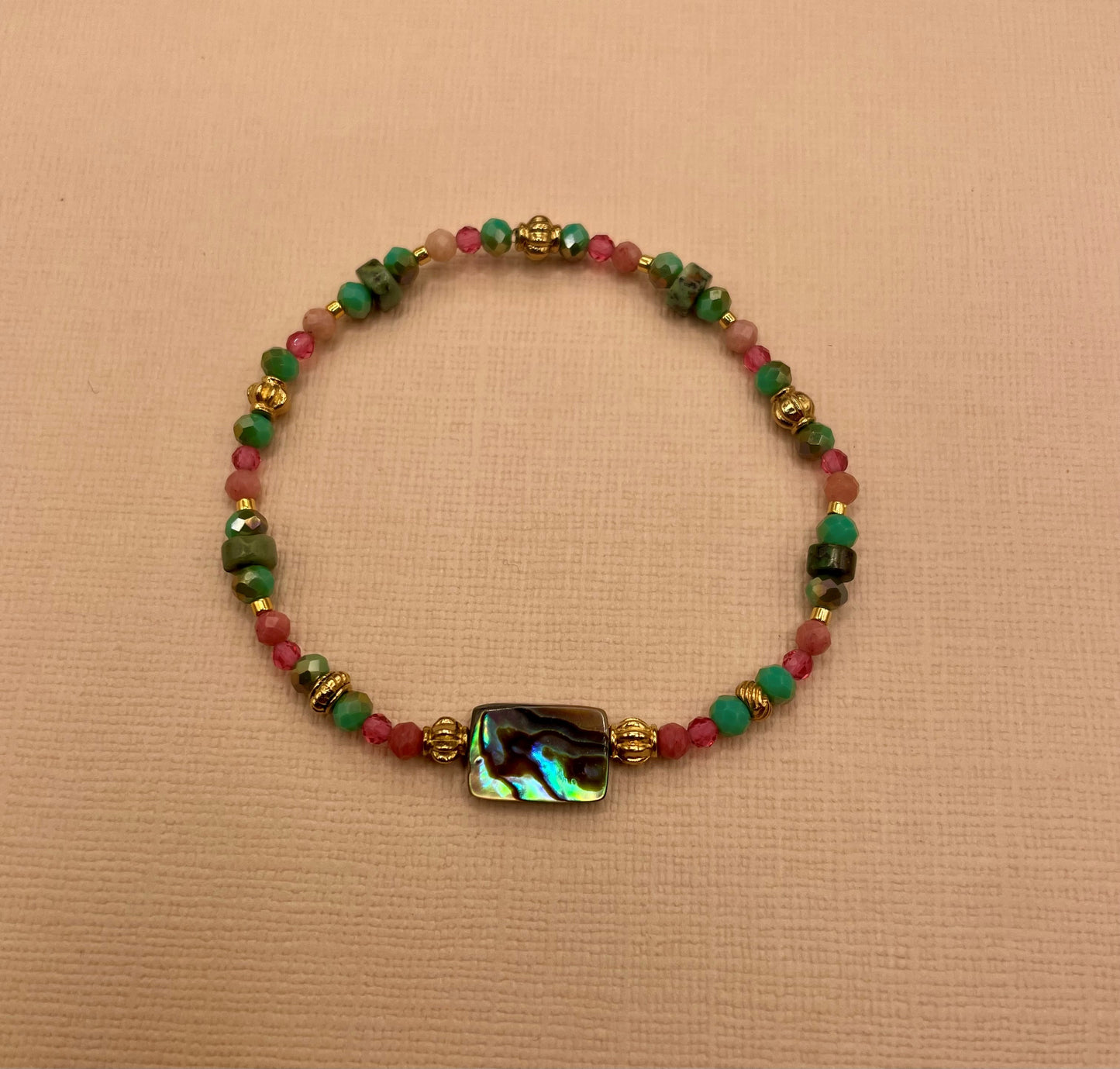 Anastasia, Bracelet en perles en verre , nacre Abalone et perles dorées à l'or fin.