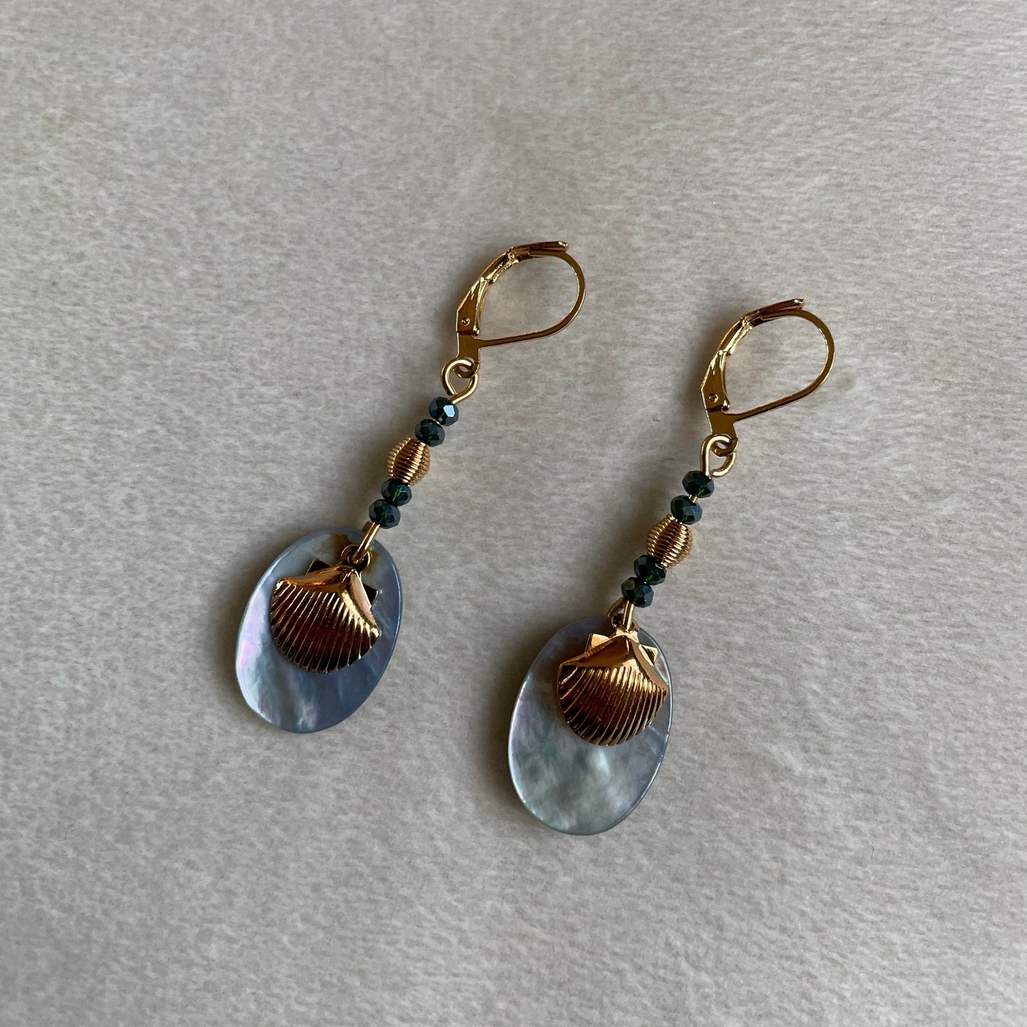 Célia, Boucles d'oreilles nacres bleues et métal doré à l'or fin