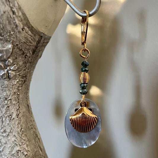Célia, Boucles d'oreilles nacres bleues et métal doré à l'or fin