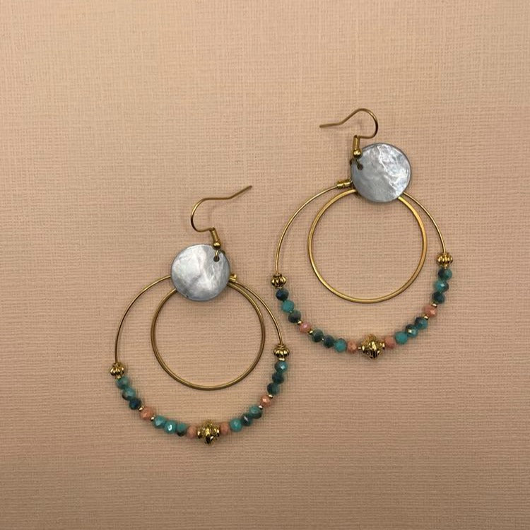 Andréa, Boucles d'oreilles créoles dorées à l'or fin perles en verre bleues et corail