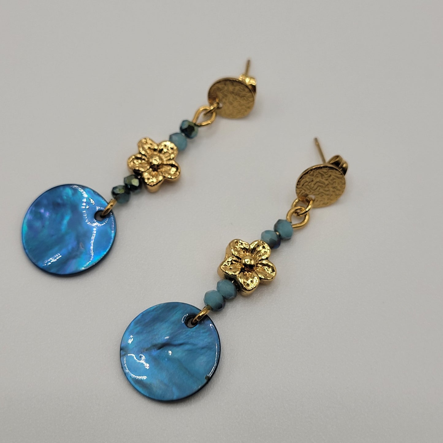 Charline,  Boucles d'oreilles nacres bleues et métal doré à l'or fin