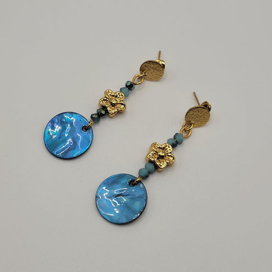 Charline,  Boucles d'oreilles nacres bleues et métal doré à l'or fin