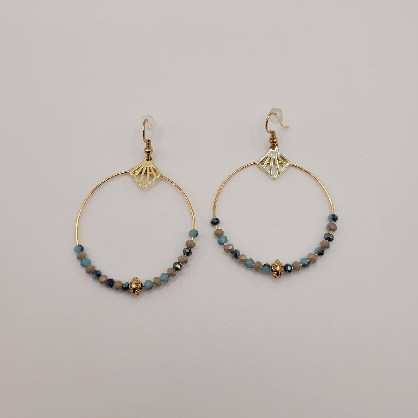 Margarita, Boucles d'oreilles créoles dorées à l'or fin bleues et grises.