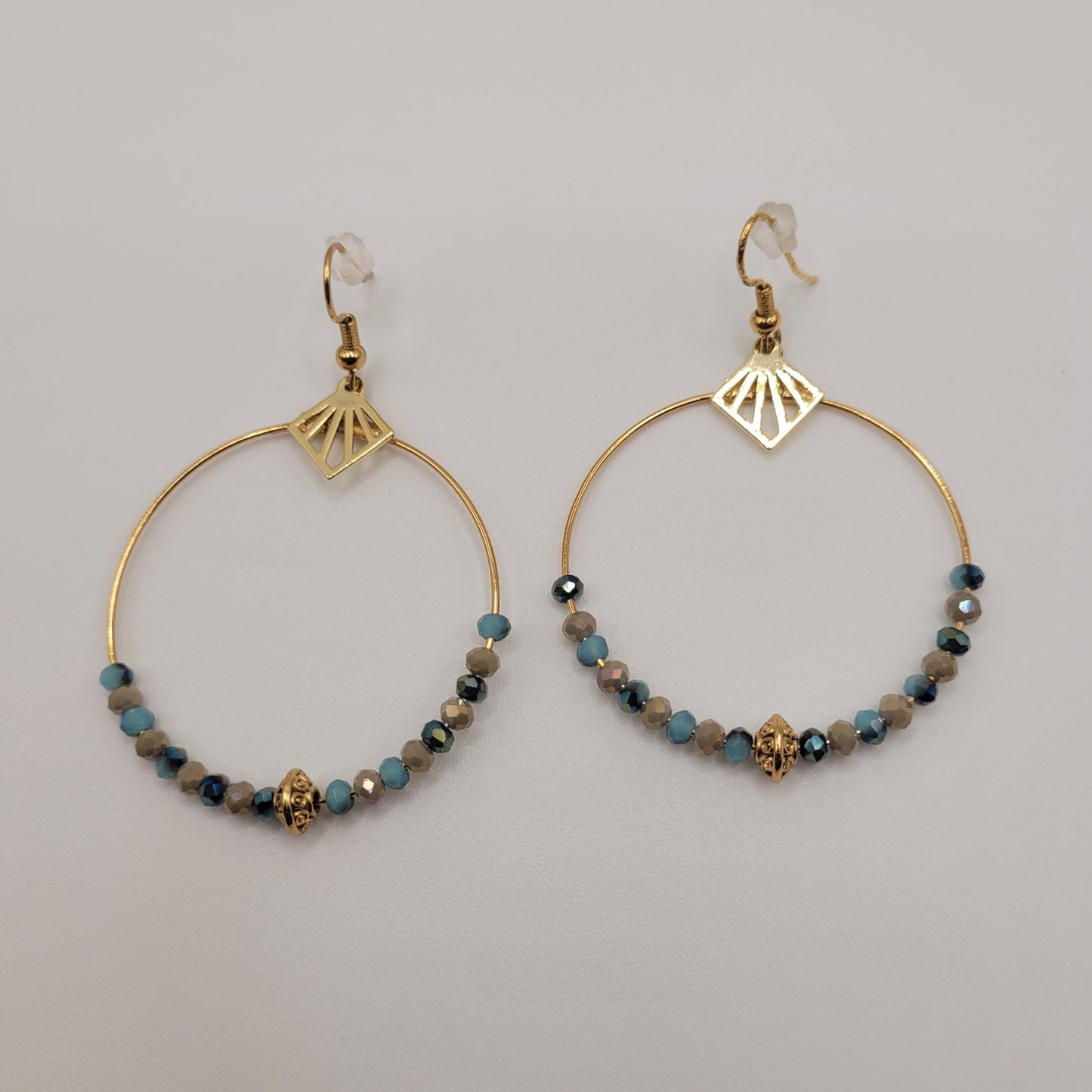 Margarita, Boucles d'oreilles créoles dorées à l'or fin bleues et grises.