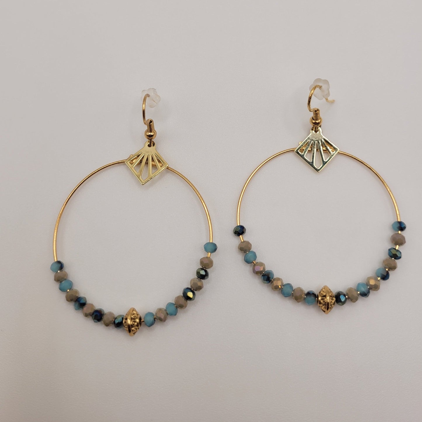 Margarita, Boucles d'oreilles créoles dorées à l'or fin bleues et grises.