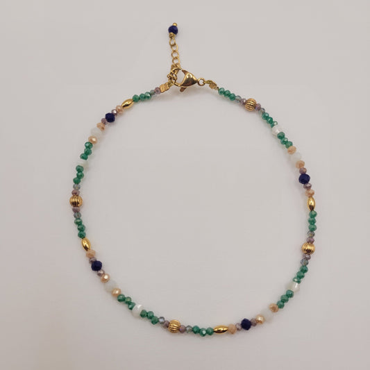 Amelia, Bracelet de cheville en perles en verre, nacre et perles dorées à l'or fin.