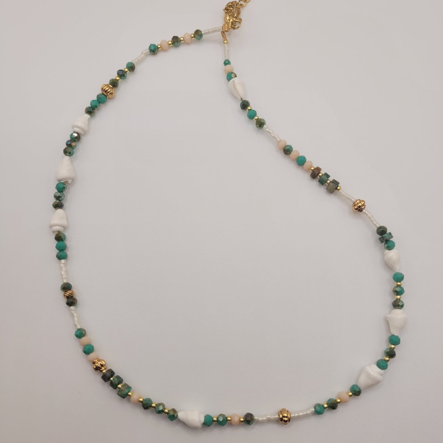 Luna, collier de perles en verre, perles naturelles en régalite, coquillages et perles dorées à l'or fin.