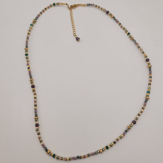 Violette collier de perles en verre et perles dorées à l'or fin.