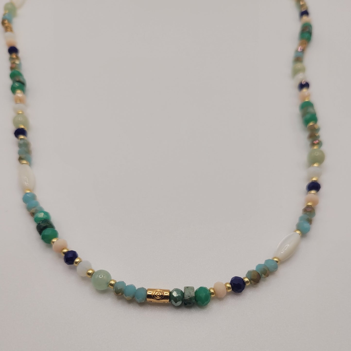 Félicie, collier de perles en verre, perles naturelles en régalite, aventurine, nacre et perles dorées à l'or fin.