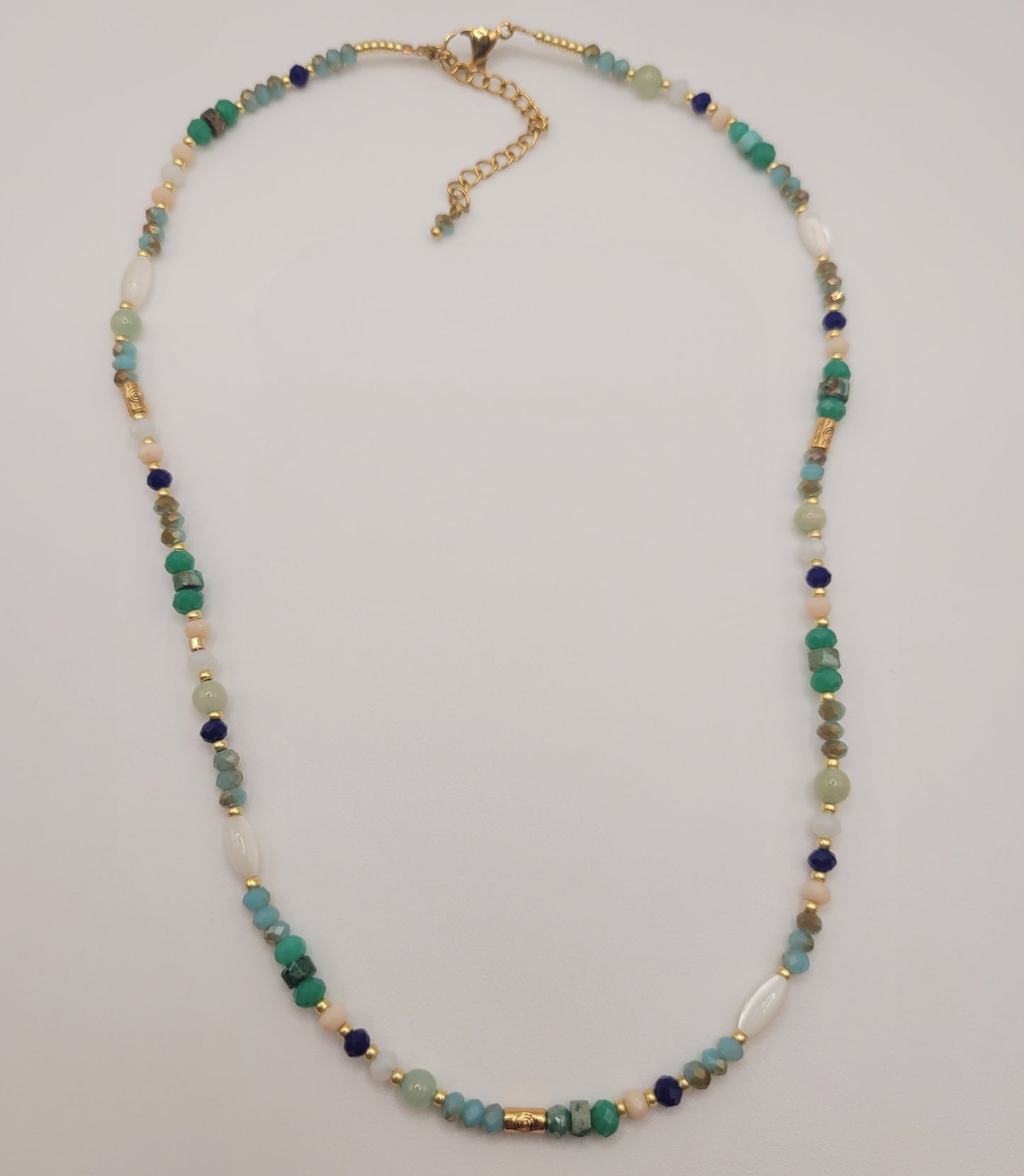 Félicie, collier de perles en verre, perles naturelles en régalite, aventurine, nacre et perles dorées à l'or fin.