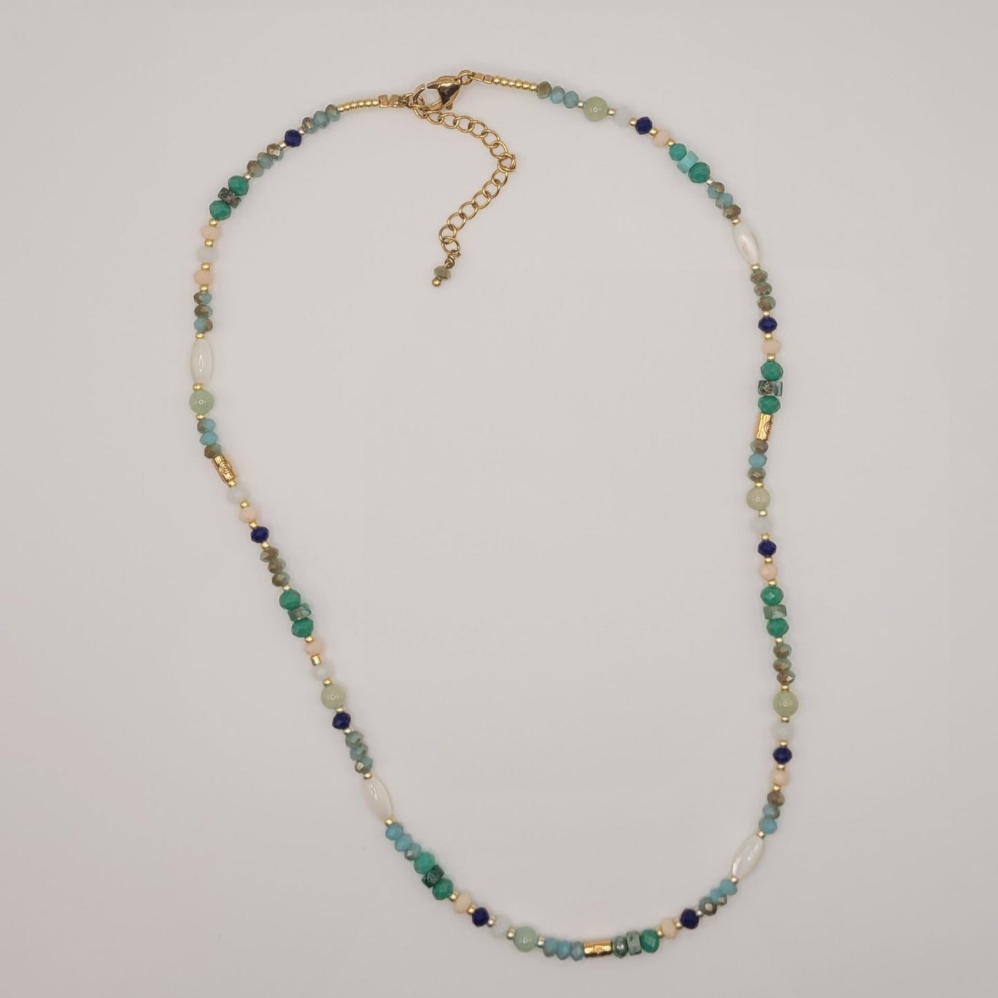 Félicie, collier de perles en verre, perles naturelles en régalite, aventurine, nacre et perles dorées à l'or fin.