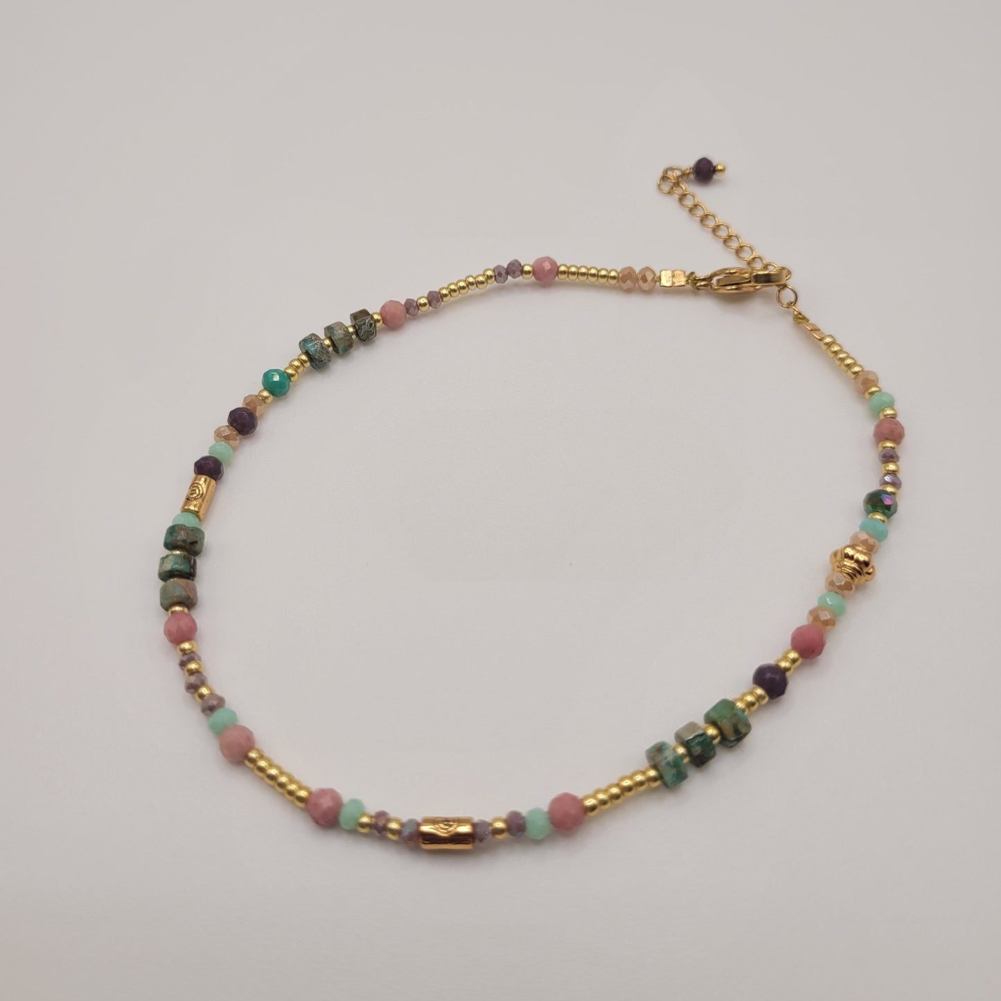 Ambre, Bracelet de cheville en perles en verre, perles naturelles en régalite et rhodonite et perles dorées à l'or fin.