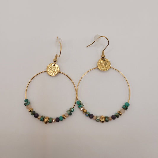 Romy, Boucles d'oreilles créoles dorées à l'or fin, perles naturelles en régalite et perles en verre .