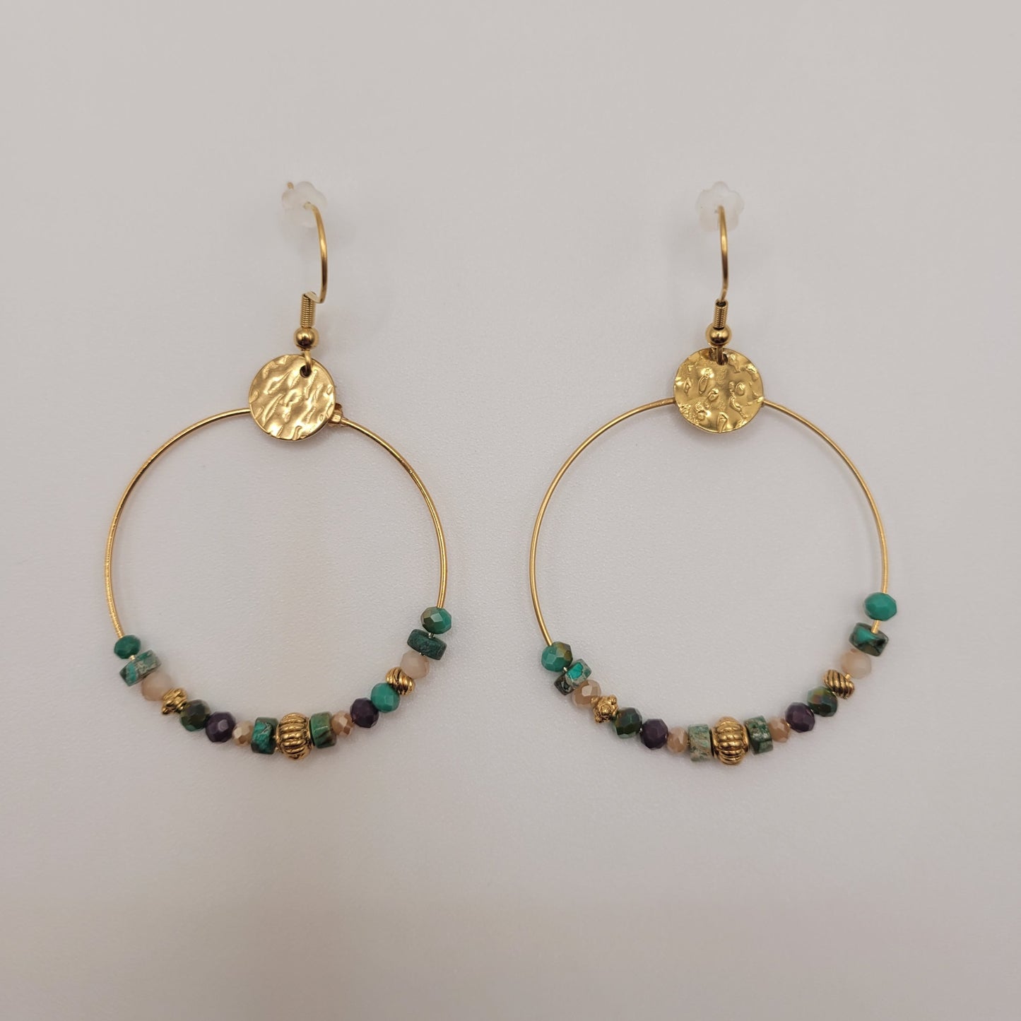 Romy, Boucles d'oreilles créoles dorées à l'or fin, perles naturelles en régalite et perles en verre .