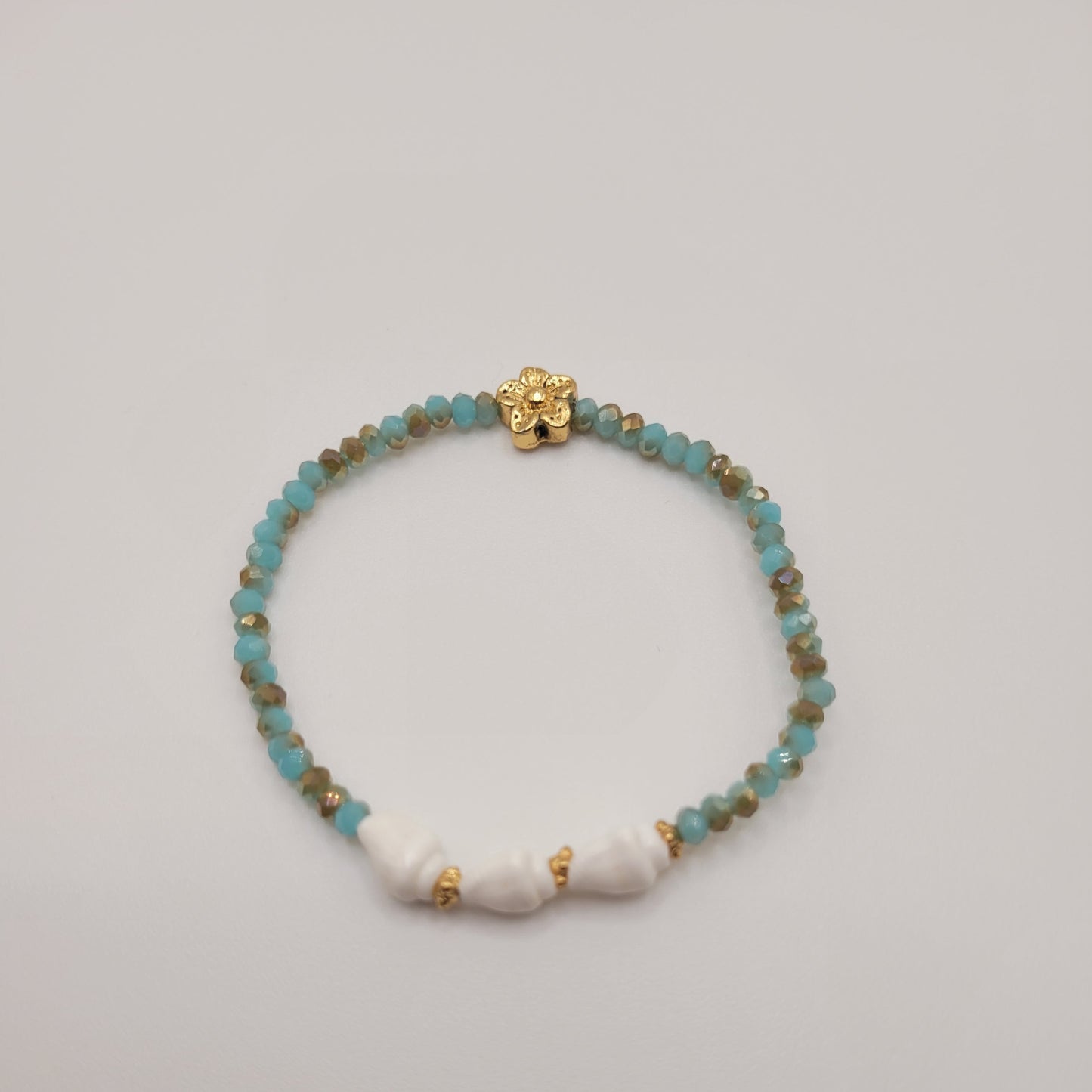 Inès, Bracelet en perles en verre, coquillages et perles dorées à l'or fin.