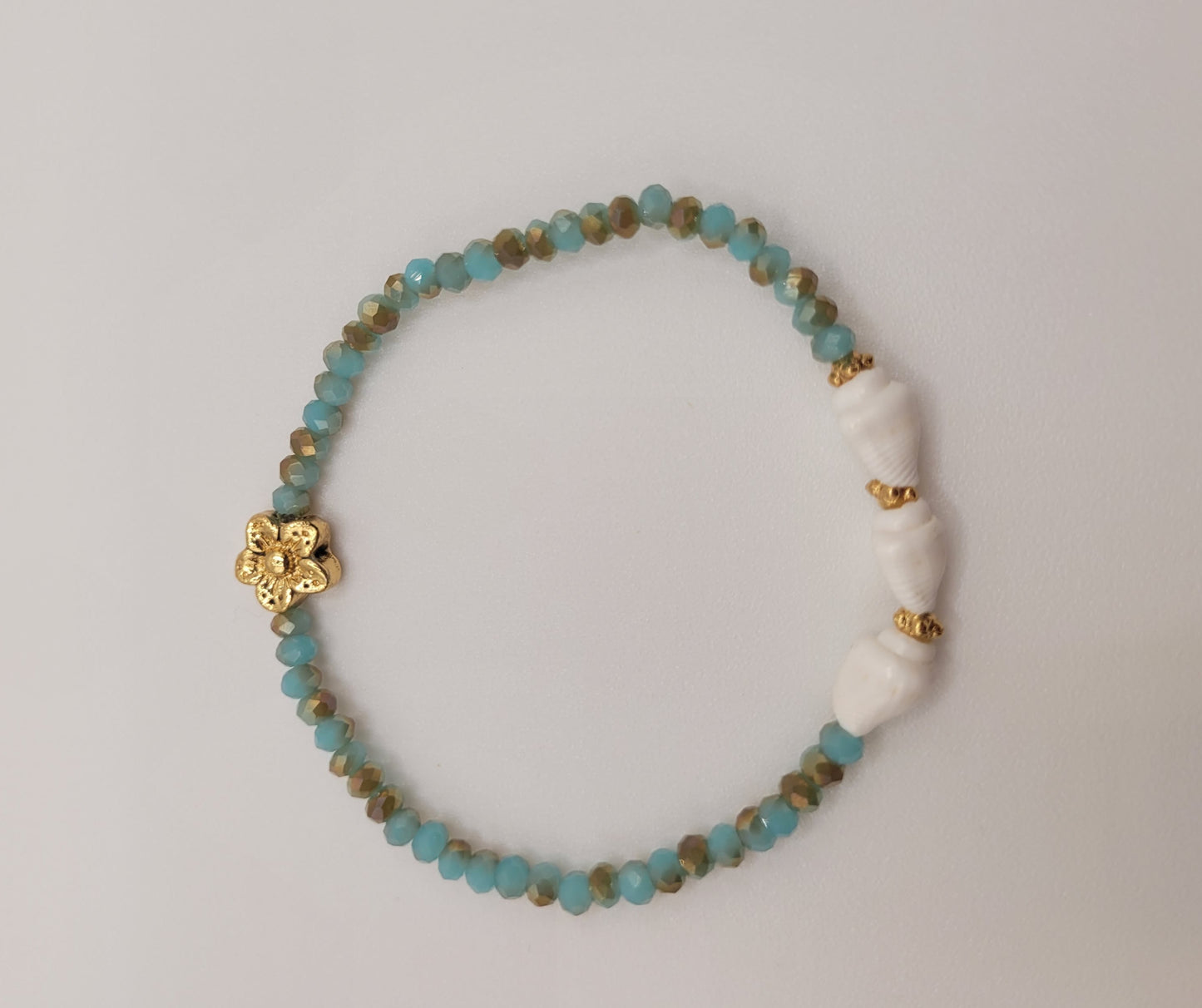 Inès, Bracelet en perles en verre, coquillages et perles dorées à l'or fin.