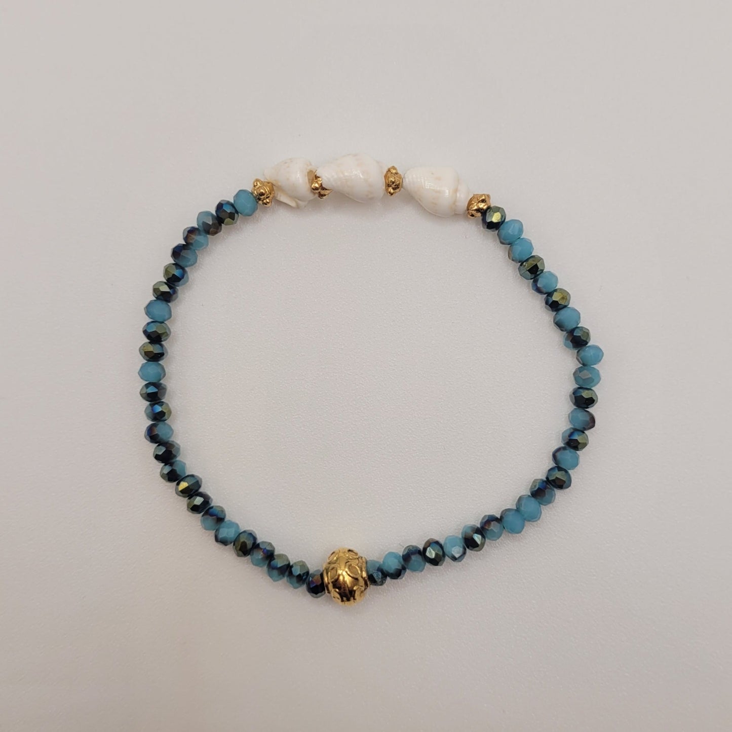 Inès, Bracelet en perles en verre, coquillages et perles dorées à l'or fin.