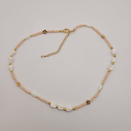 Angèle, collier de perles en verre, coquillages et perles dorées à l'or fin.