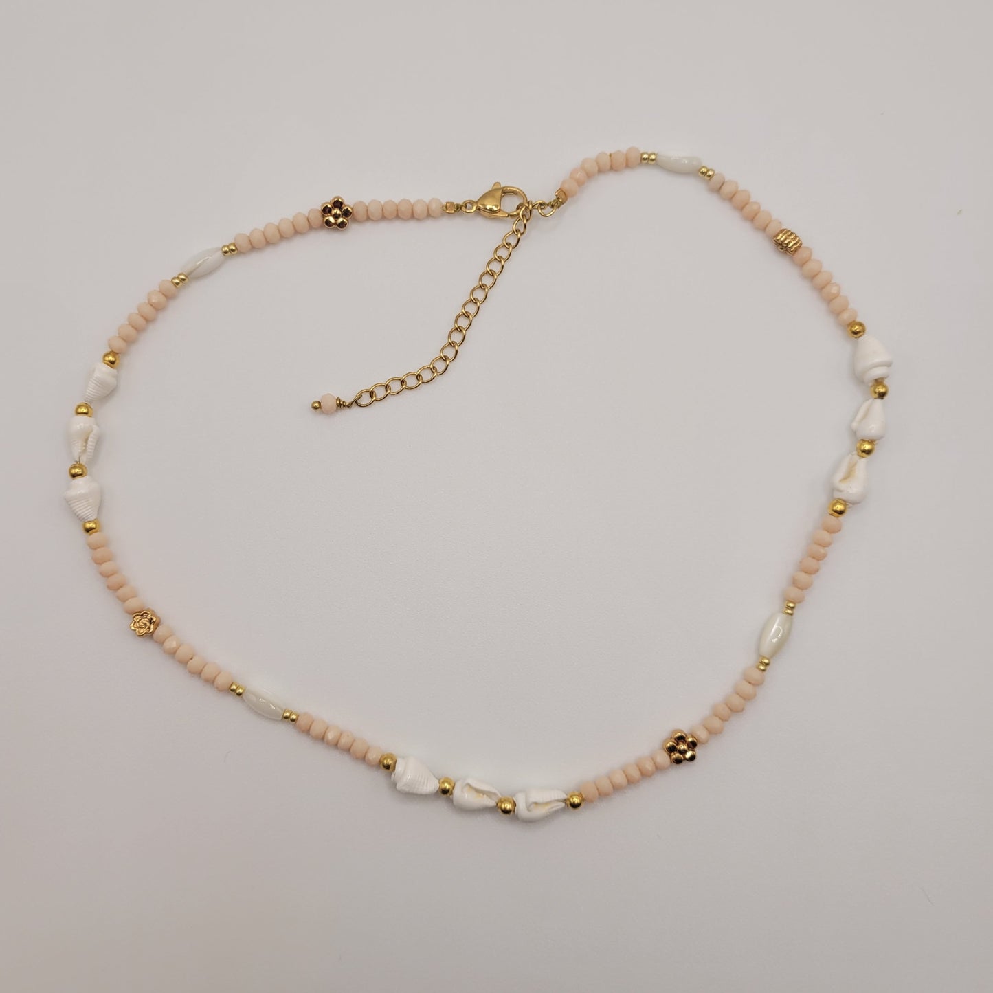 Angèle, collier de perles en verre, coquillages et perles dorées à l'or fin.