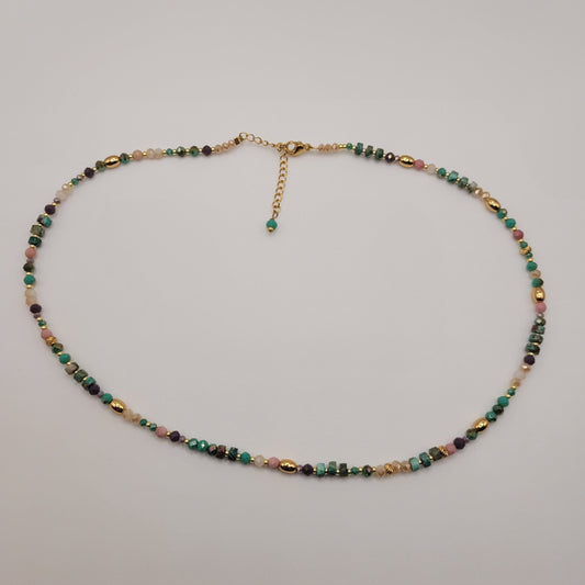 Alizé, collier de perles en verre, perles naturelles en turquoise africaine et rhodonite et perles dorées à l'or fin.