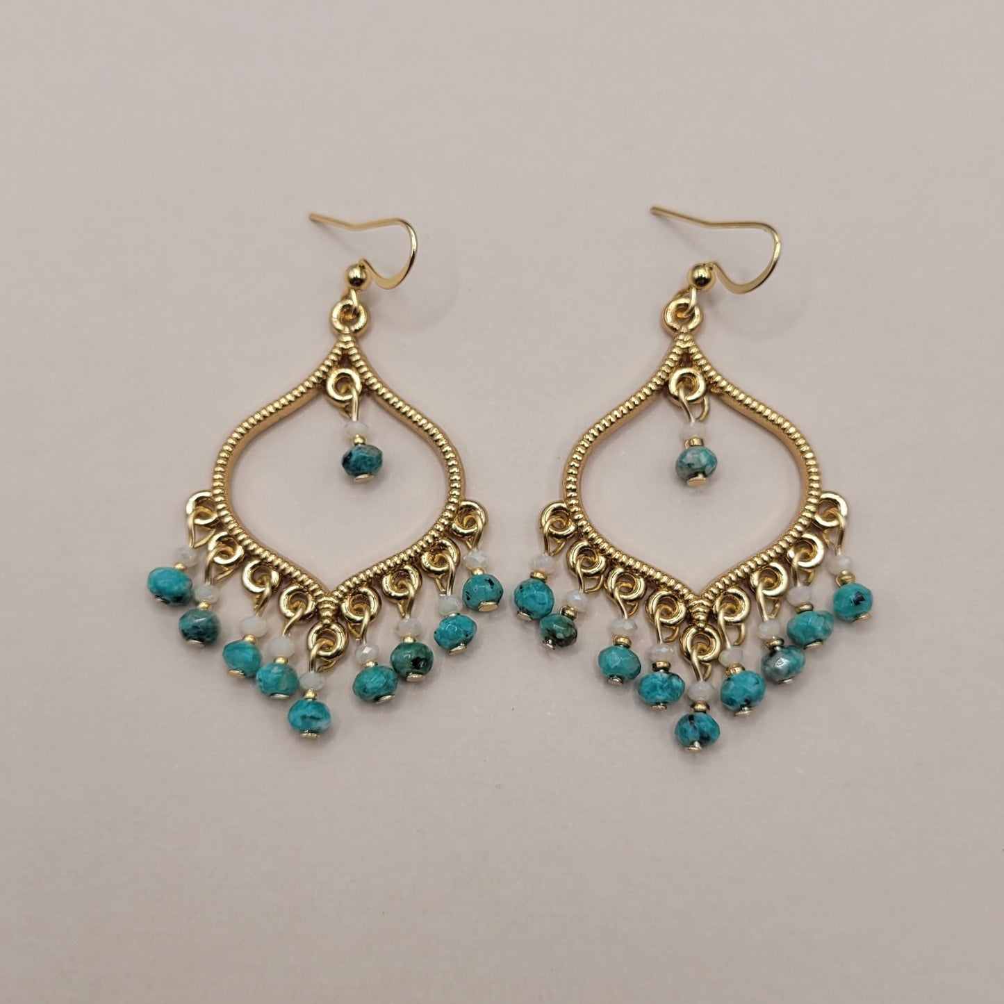 Adèle , Boucles d'oreilles dorées à l'or fin, perles en verre facettées et perles naturelles.