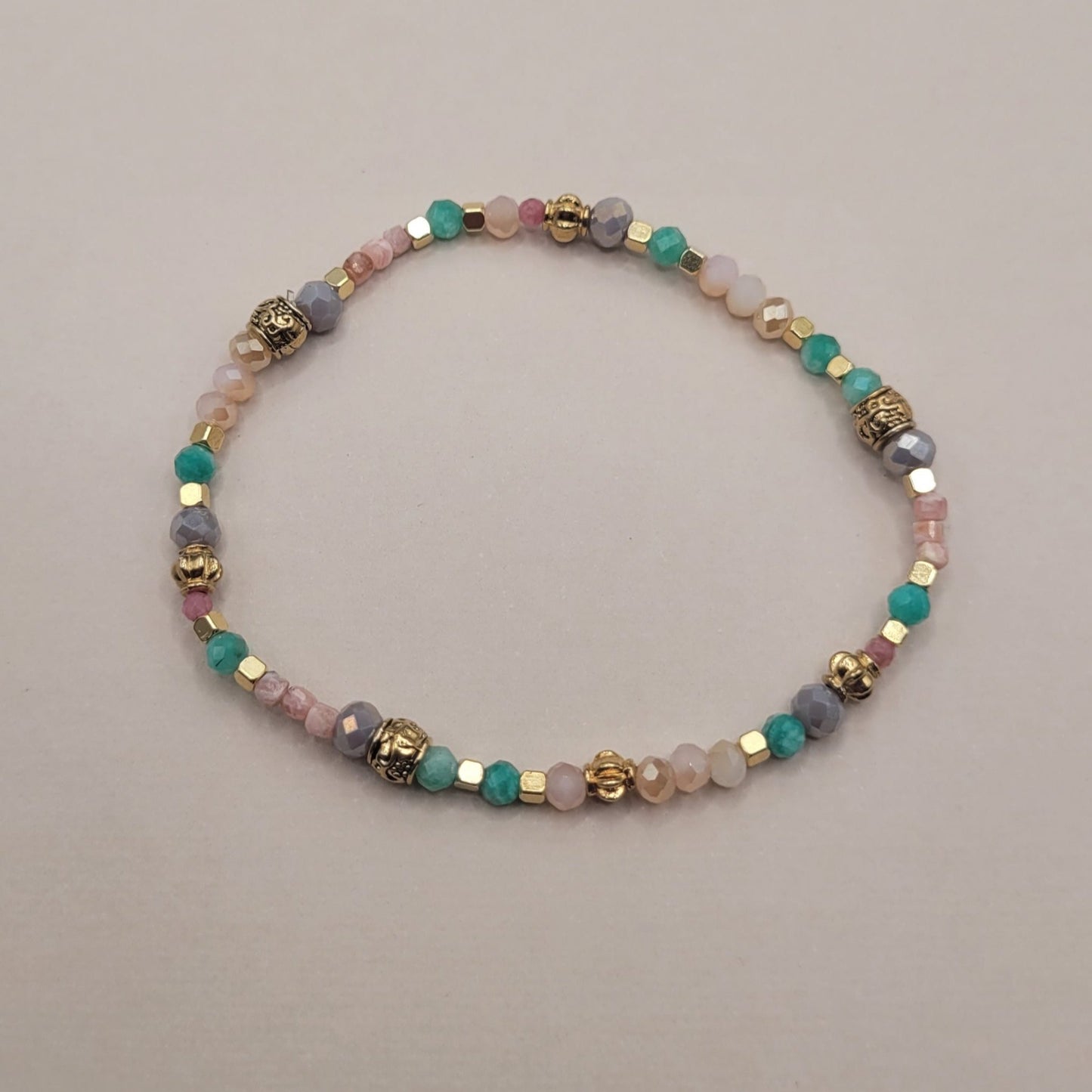 Ava, Bracelet en perles en verre, perles naturelles en turquoise, rhodonite et perles dorées à l'or fin.