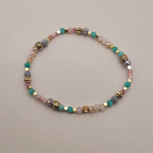 Ava, Bracelet en perles en verre, perles naturelles en turquoise, rhodonite et perles dorées à l'or fin.