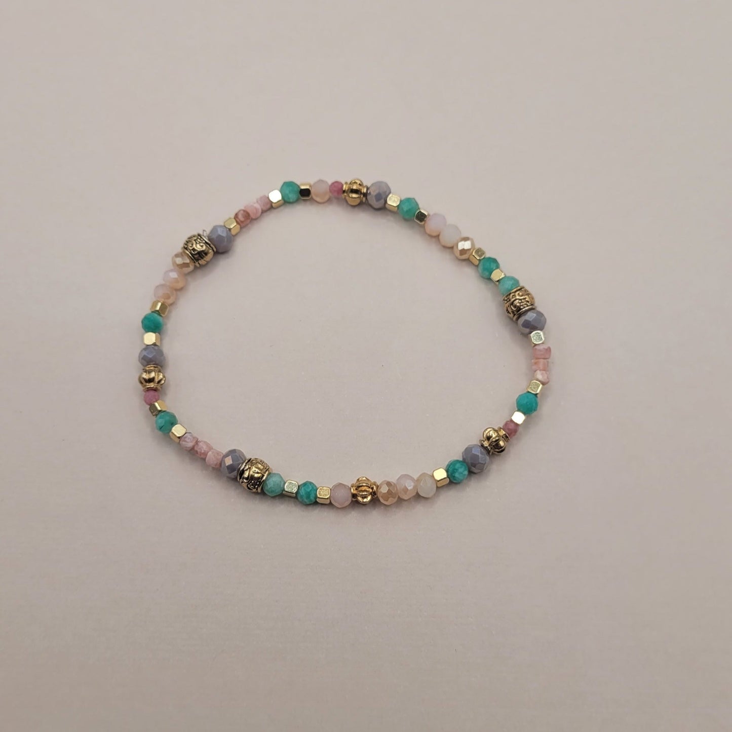 Ava, Bracelet en perles en verre, perles naturelles en turquoise, rhodonite et perles dorées à l'or fin.