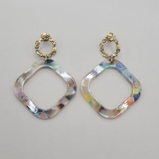 Victoire , Boucles d'oreilles dorées à l'or fin, résine.