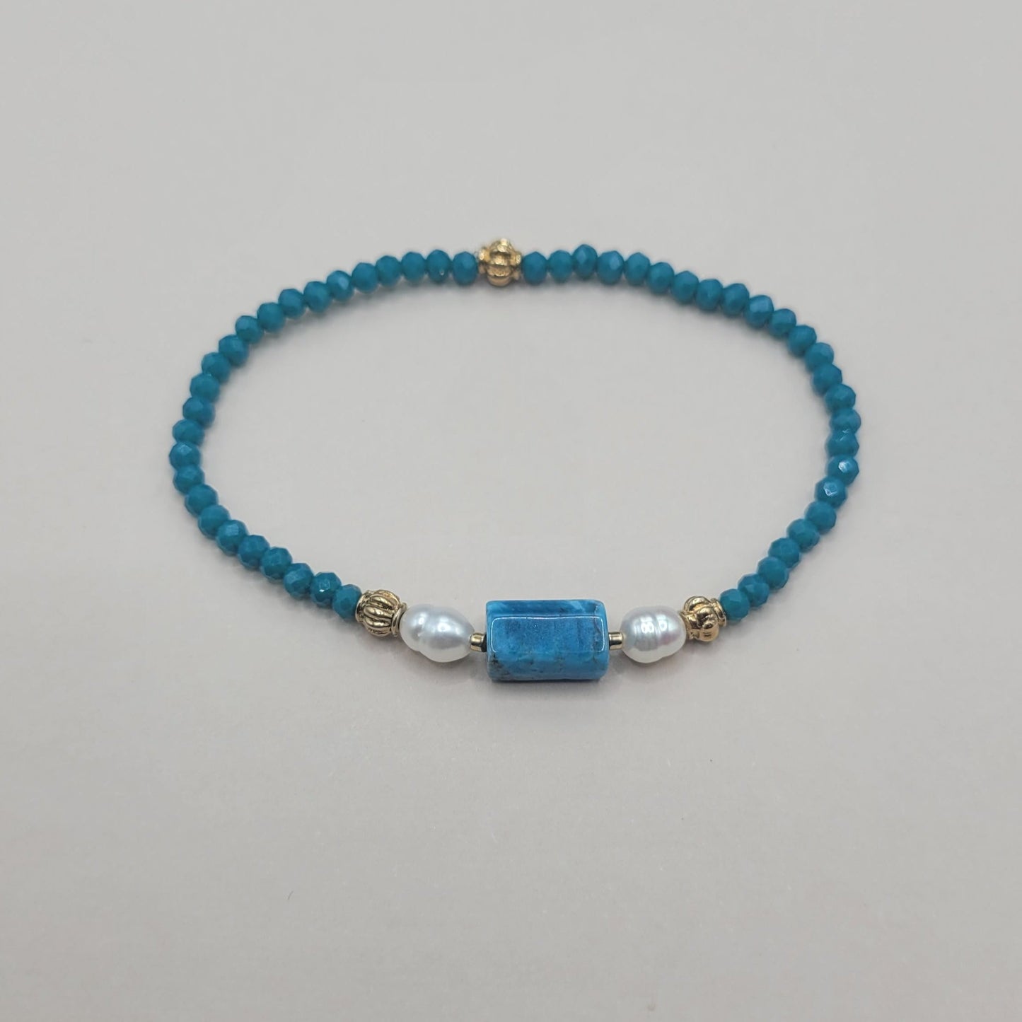 Alix, Bracelet en perles en verre, perles de culture et perle naturelle en apatite.