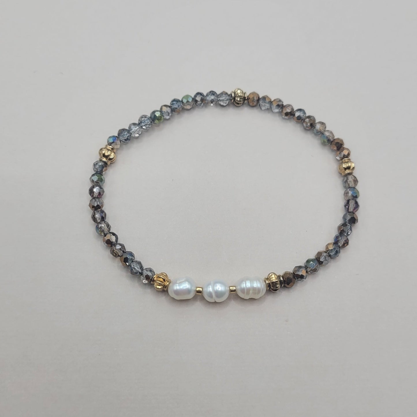 Chloé, Bracelet en perles en verre, perles de culture et perles dorées à l'or fin.