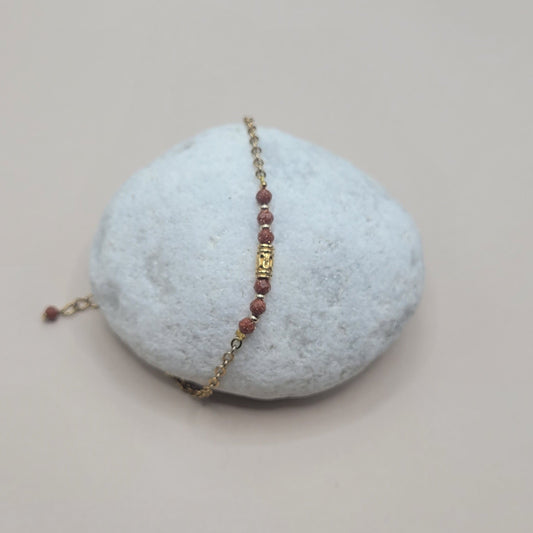 Capucine, Bracelet chaîne avec des perles naturelles en pierre de sable et perles dorées à l'or fin.