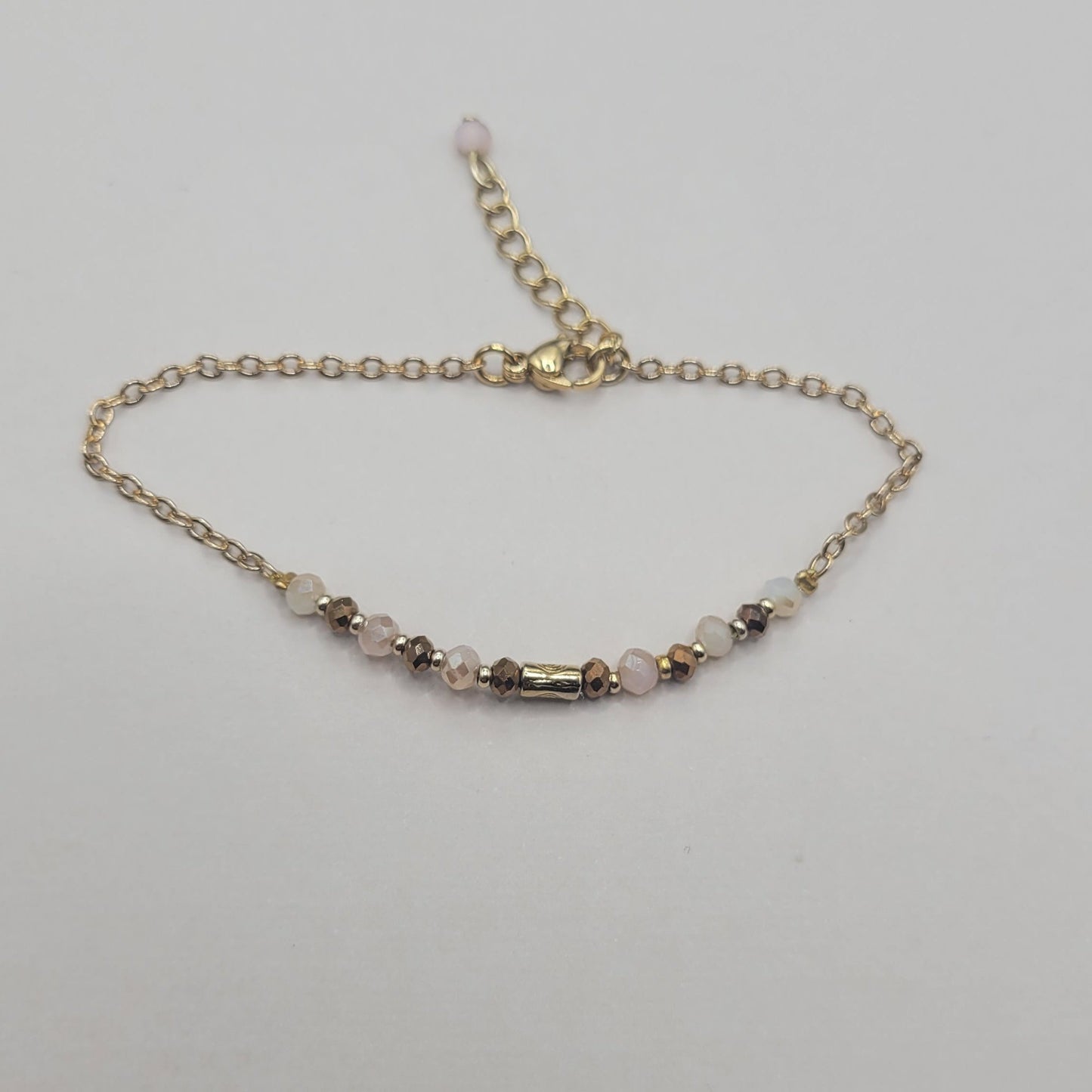 Mélodie, Bracelet chaîne avec des perles en verre et perles dorées à l'or fin.