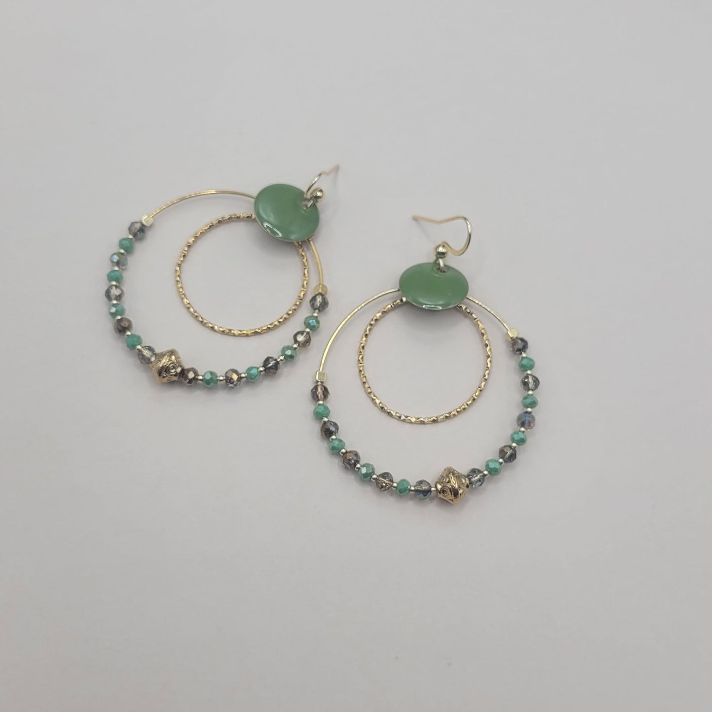 Angèle, Boucles d'oreilles créoles dorées à l'or fin, perles facettées vertes et cuivre .