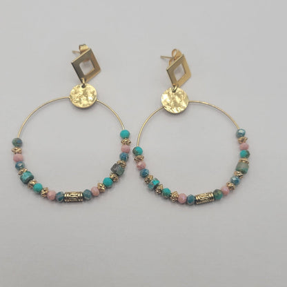 Sandrine, Boucles d'oreilles créoles dorées à l'or fin, perles en verre facettées vertes et régalite.