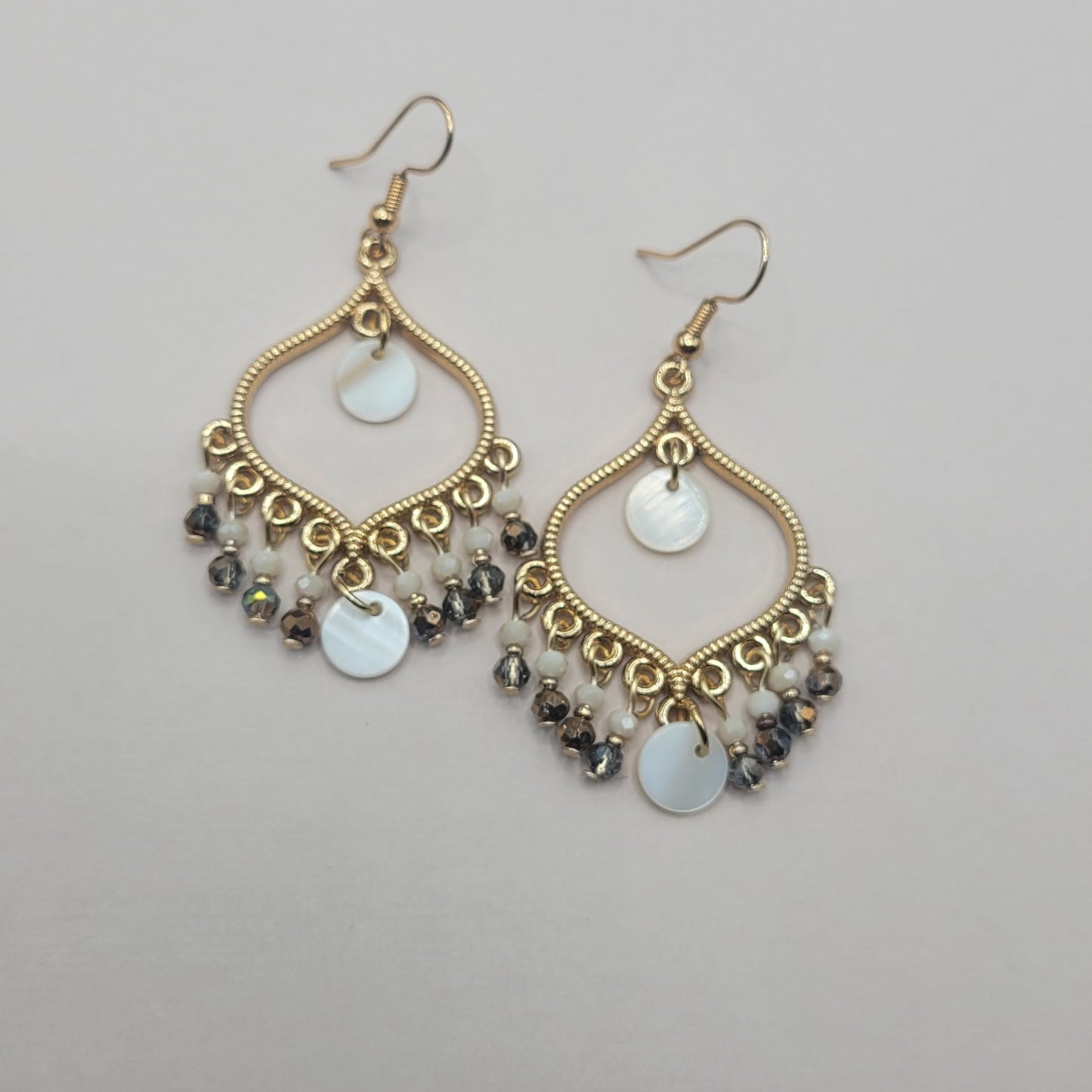 Adèle , Boucles d'oreilles dorées à l'or fin, perles en verre facettées et perles naturelles.