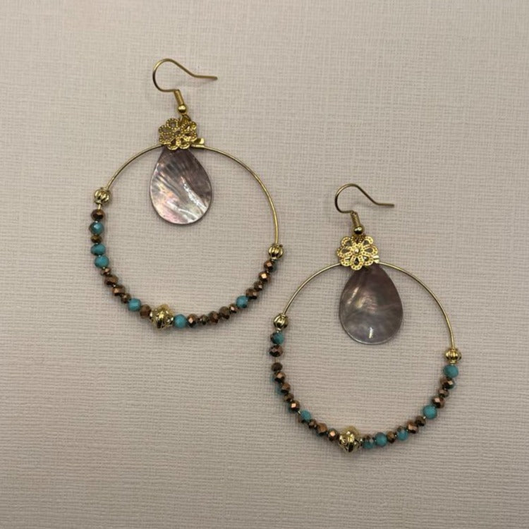 Madeleine, Boucles d'oreilles créoles dorées à l'or fin perles en verre et nacres.